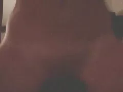 مو کلیپ سکیی بورهای جذاب روی تخت یک پسر جوان پریدند