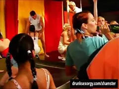 کاملاً تمام سوراخ های دختر شهوت انگیز تسلیم پشت کلیپ سکس کوتاه را تمام کرد