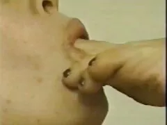 هاهال بالغ ، پادشاه سرخ را روی پیرزن گذاشت و از رابطه جنسی کلیپ کوتاه شهوانی لذت برد