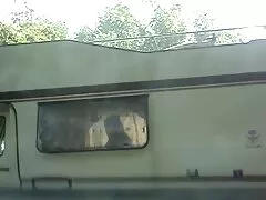 راننده تاکسی بلوند را ترغیب گایش سوراخ کون کرد تا سینه بند خود را نشان دهد و پاهای خود را برای رابطه جنسی گسترش دهد