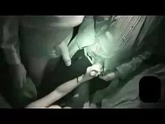 معشوقه بی قرار ، قلاب ریز و کوچک خود را با چشمان باریک انجمن کیر و کوس روی دیک خود می چرخاند