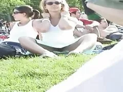 جمعیتی از مردان طغیان خود را در کلیپ سکس جلوی شوهر برابر یک زن چربی فانتزی دراز می کنند