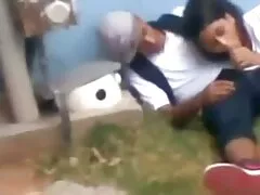 معلم دختری را با کلیپ سکس انسان با حیوان موهای قرمز فریاد می زند